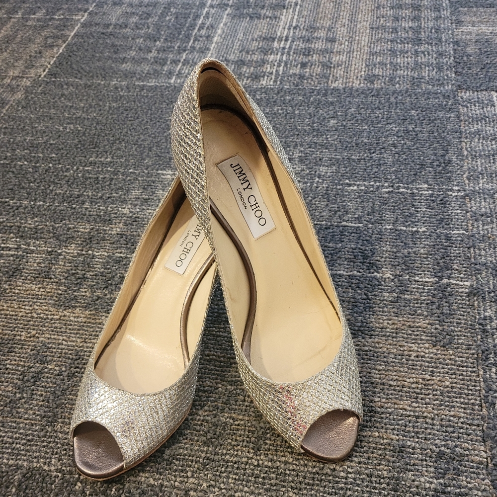 Peep-toe glitter pump